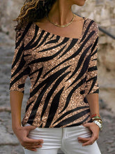 Bedrucktes Langarm-T-Shirt mit diagonalem Ausschnitt