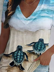 T-Shirt mit V-Ausschnitt und kurzen Ärmeln im Schildkröten-Print – Überschnittene Schultern – Geschlossen – Armband