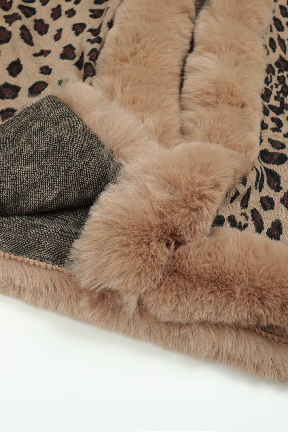 Poncho de leopardo con frente abierto