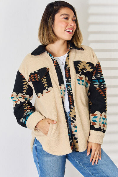 Jacke mit überschnittenen Schultern und Knopfleiste