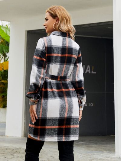 Karierte Jacke mit Gürtel, Kragen und Knopfleiste