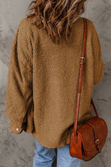 Flauschige Jacke mit Knöpfen und Taschen