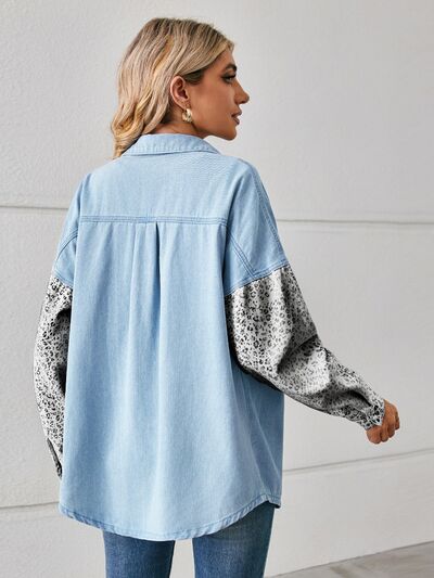 Jeansjacke mit Leopardenmuster und Knöpfen