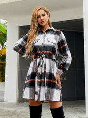 Karierte Jacke mit Gürtel, Kragen und Knopfleiste