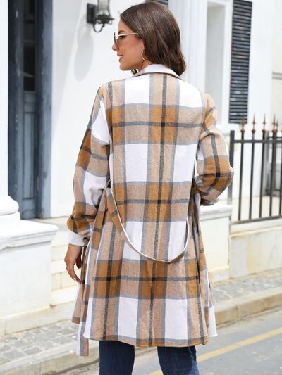 Karierte Jacke mit Gürtel, Kragen und Knopfleiste