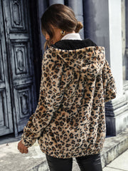 Chaqueta con capucha y cremallera de leopardo