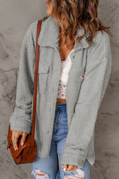 Flauschige Jacke mit Knöpfen und Taschen