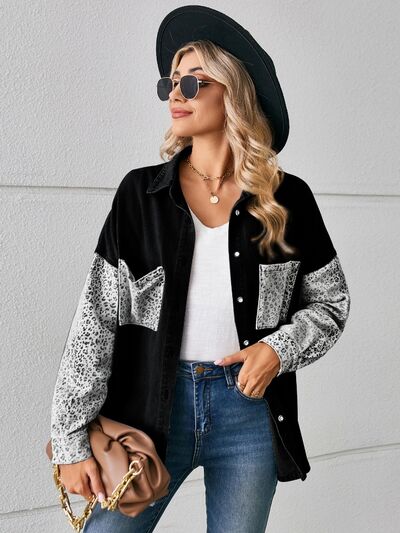 Jeansjacke mit Leopardenmuster und Knöpfen