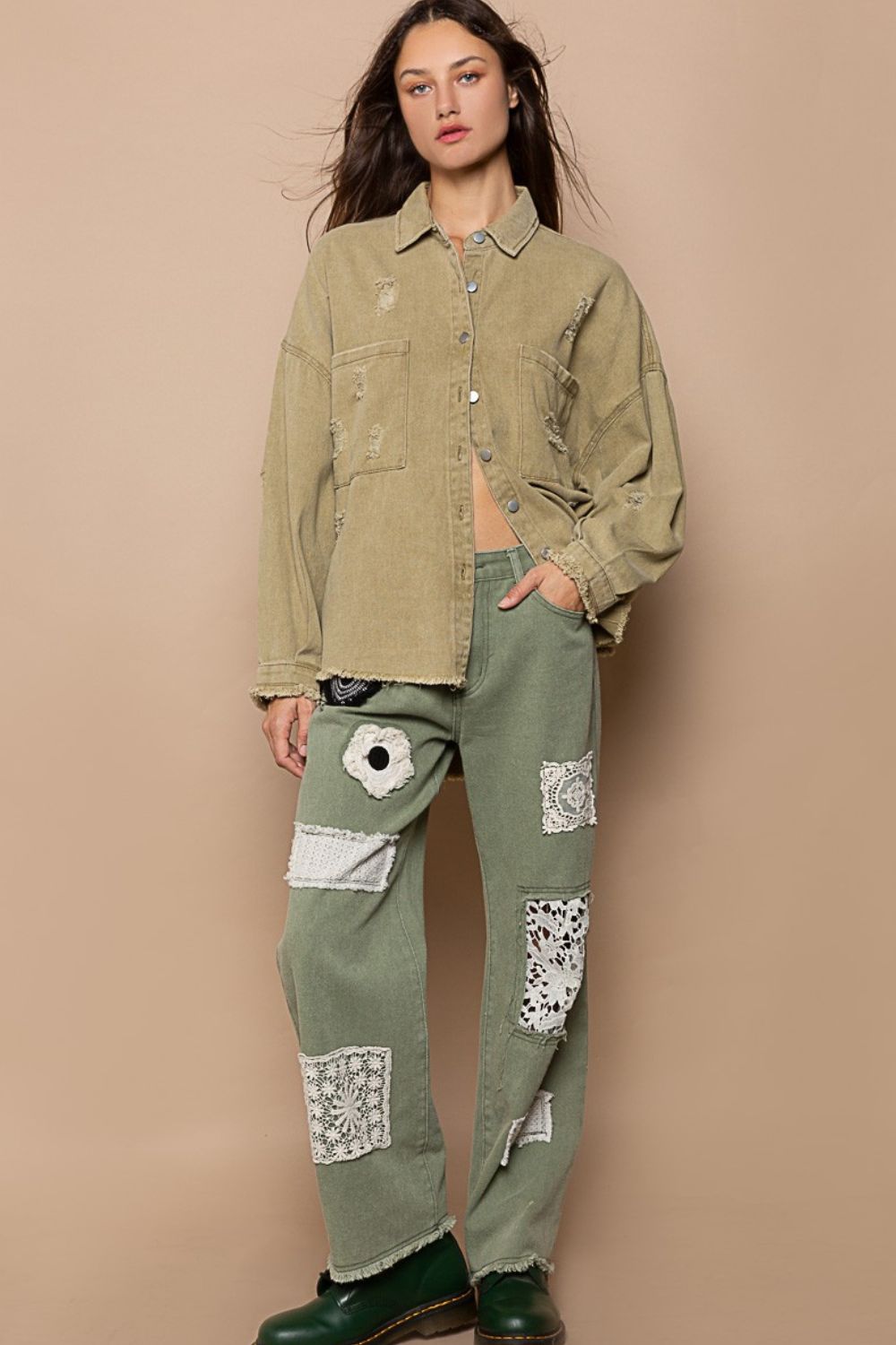 Chaqueta desgastada con dobladillo sin rematar y botones POL
