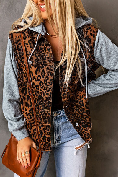 Jeansjacke mit Leopardenmuster und Kapuze im Used-Look