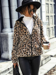 Chaqueta con capucha y cremallera de leopardo
