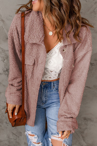 Flauschige Jacke mit Knöpfen und Taschen