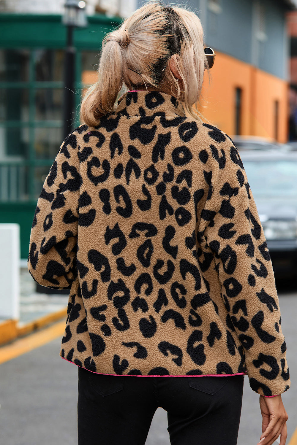 Chaqueta de leopardo con cremallera y hombros caídos