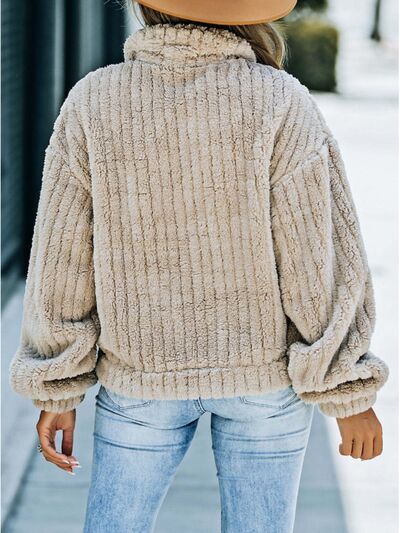 Flauschige Jacke mit Knopfleiste und Kragen