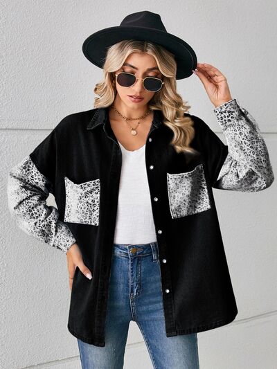 Jeansjacke mit Leopardenmuster und Knöpfen
