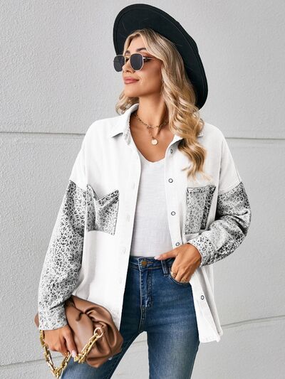Jeansjacke mit Leopardenmuster und Knöpfen