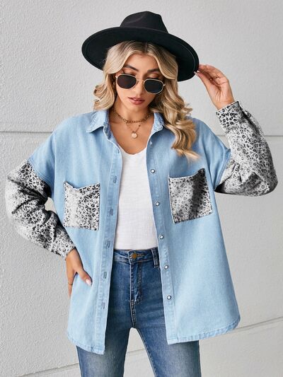 Jeansjacke mit Leopardenmuster und Knöpfen