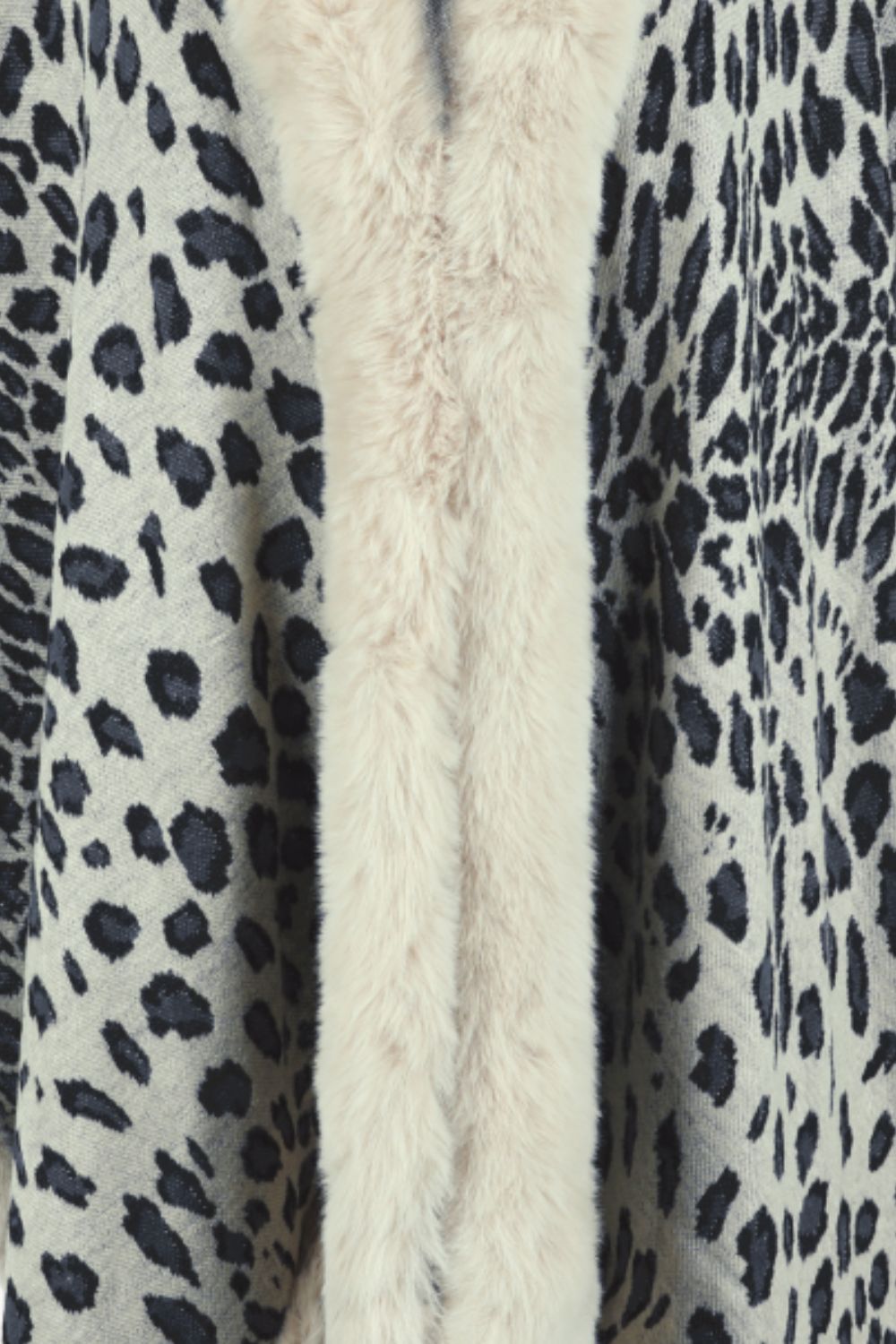 Poncho de leopardo con frente abierto