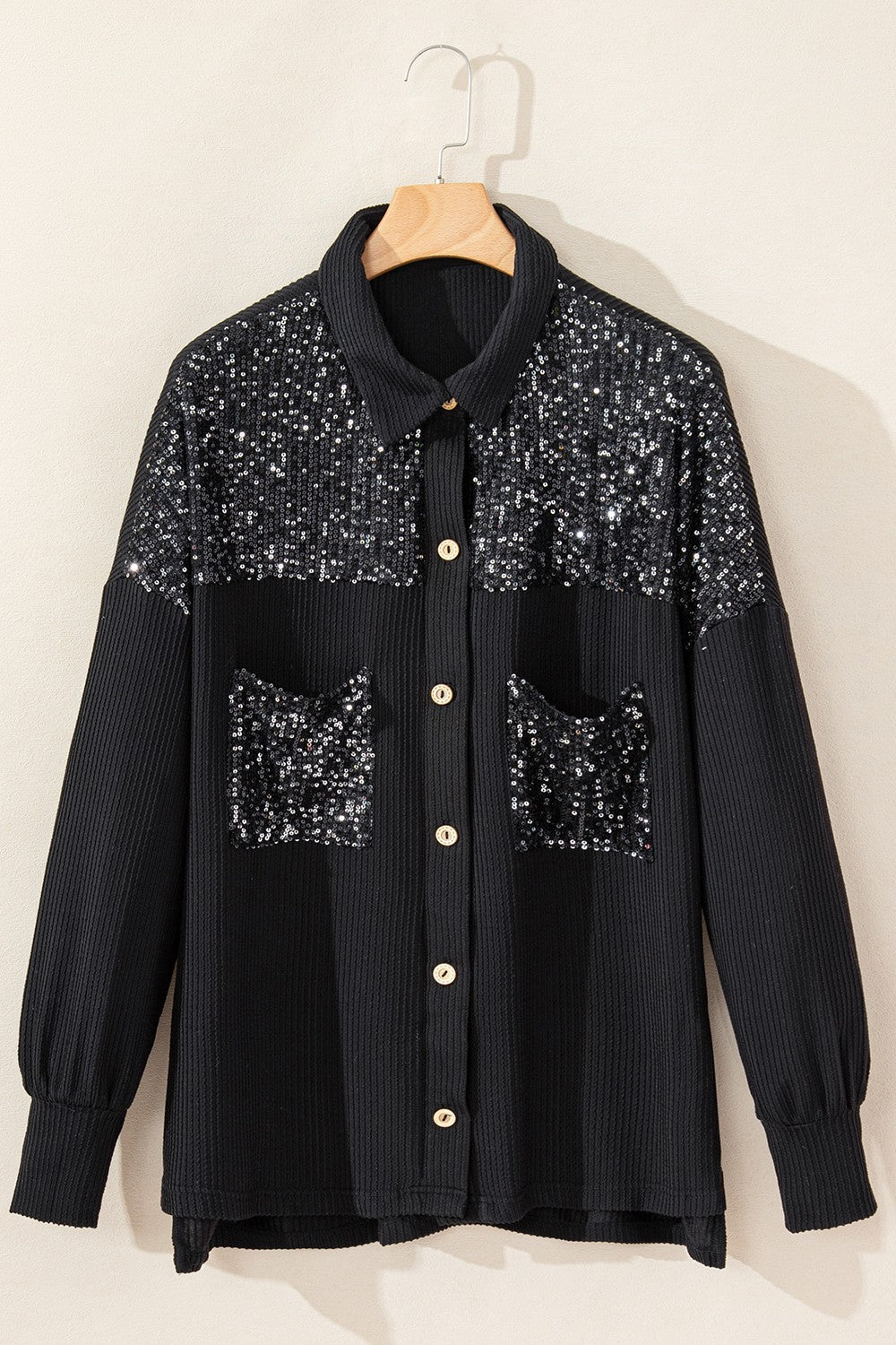 Jacke mit Pailletten und Knöpfen und überschnittenen Schultern
