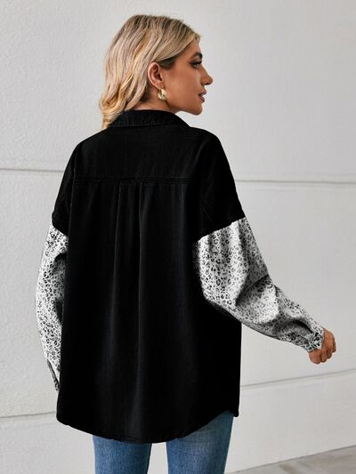 Jeansjacke mit Leopardenmuster und Knöpfen