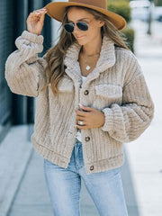 Flauschige Jacke mit Knopfleiste und Kragen