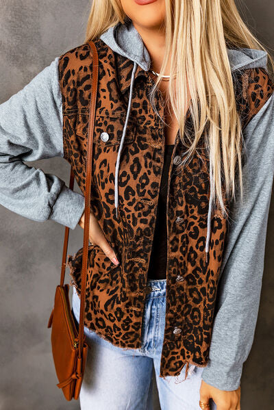 Jeansjacke mit Leopardenmuster und Kapuze im Used-Look
