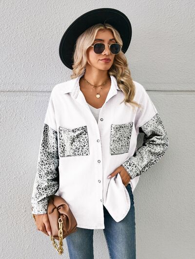 Jeansjacke mit Leopardenmuster und Knöpfen