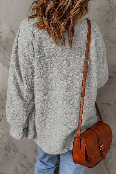 Flauschige Jacke mit Knöpfen und Taschen