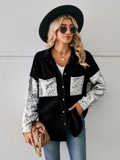 Jeansjacke mit Leopardenmuster und Knöpfen