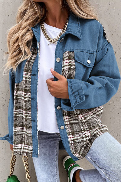 Karierte Jeansjacke mit Taschen und Knopfleiste