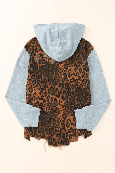 Jeansjacke mit Leopardenmuster und Kapuze im Used-Look