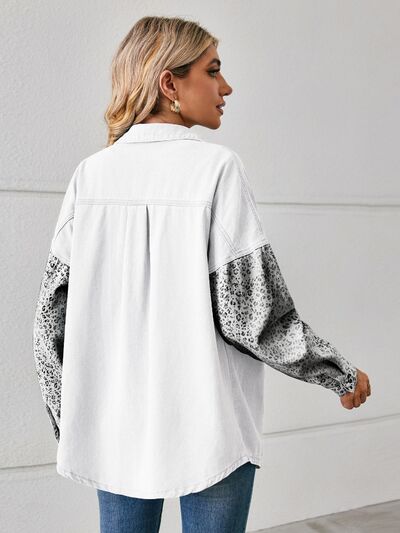 Jeansjacke mit Leopardenmuster und Knöpfen