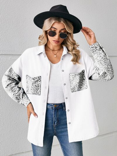 Jeansjacke mit Leopardenmuster und Knöpfen