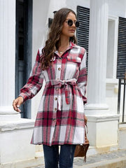Karierte Jacke mit Gürtel, Kragen und Knopfleiste