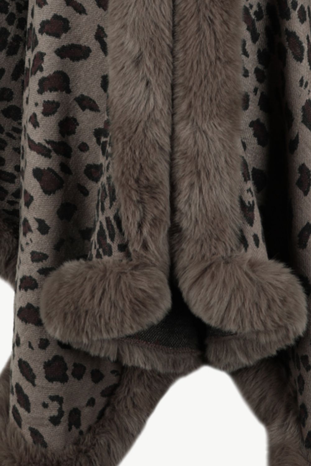 Poncho de leopardo con frente abierto
