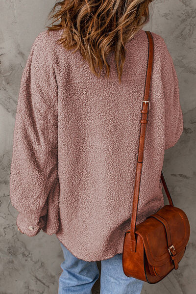 Flauschige Jacke mit Knöpfen und Taschen