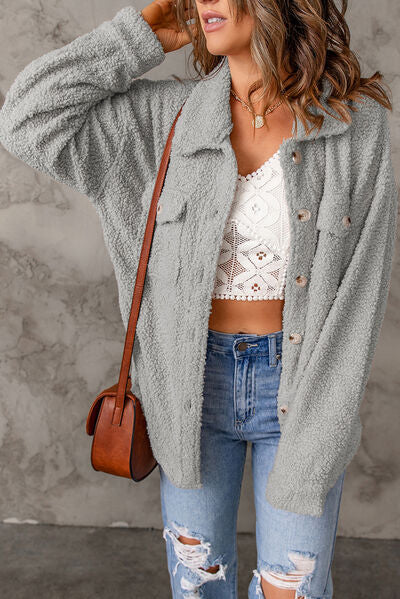 Flauschige Jacke mit Knöpfen und Taschen