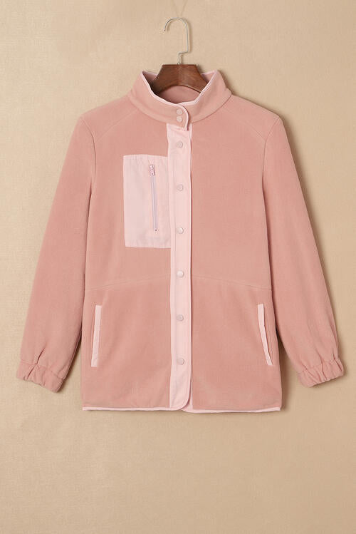 Jacke mit Stehkragen und Druckknöpfen und Tasche