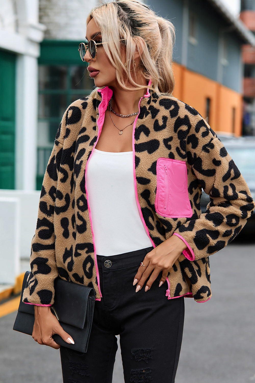 Chaqueta de leopardo con cremallera y hombros caídos