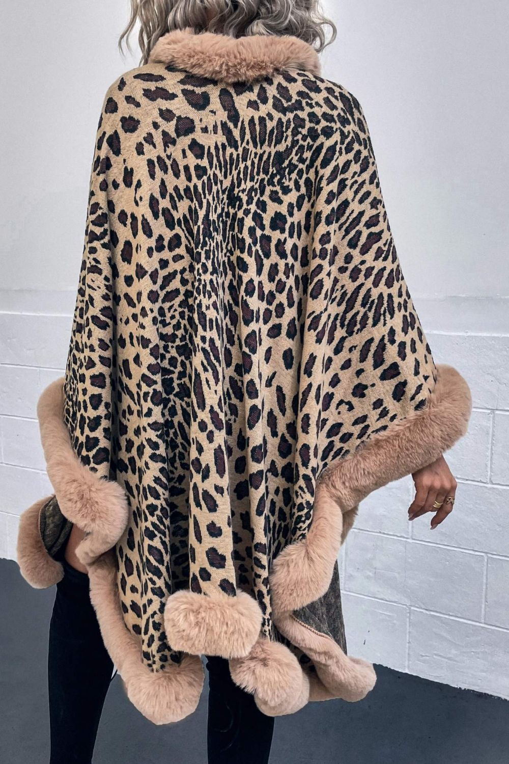 Poncho de leopardo con frente abierto