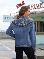Chaqueta vaquera con botones y flecos tachonados