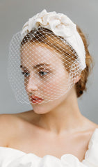 TRIPLE ROSETTE WITH VEIL IN CREAM