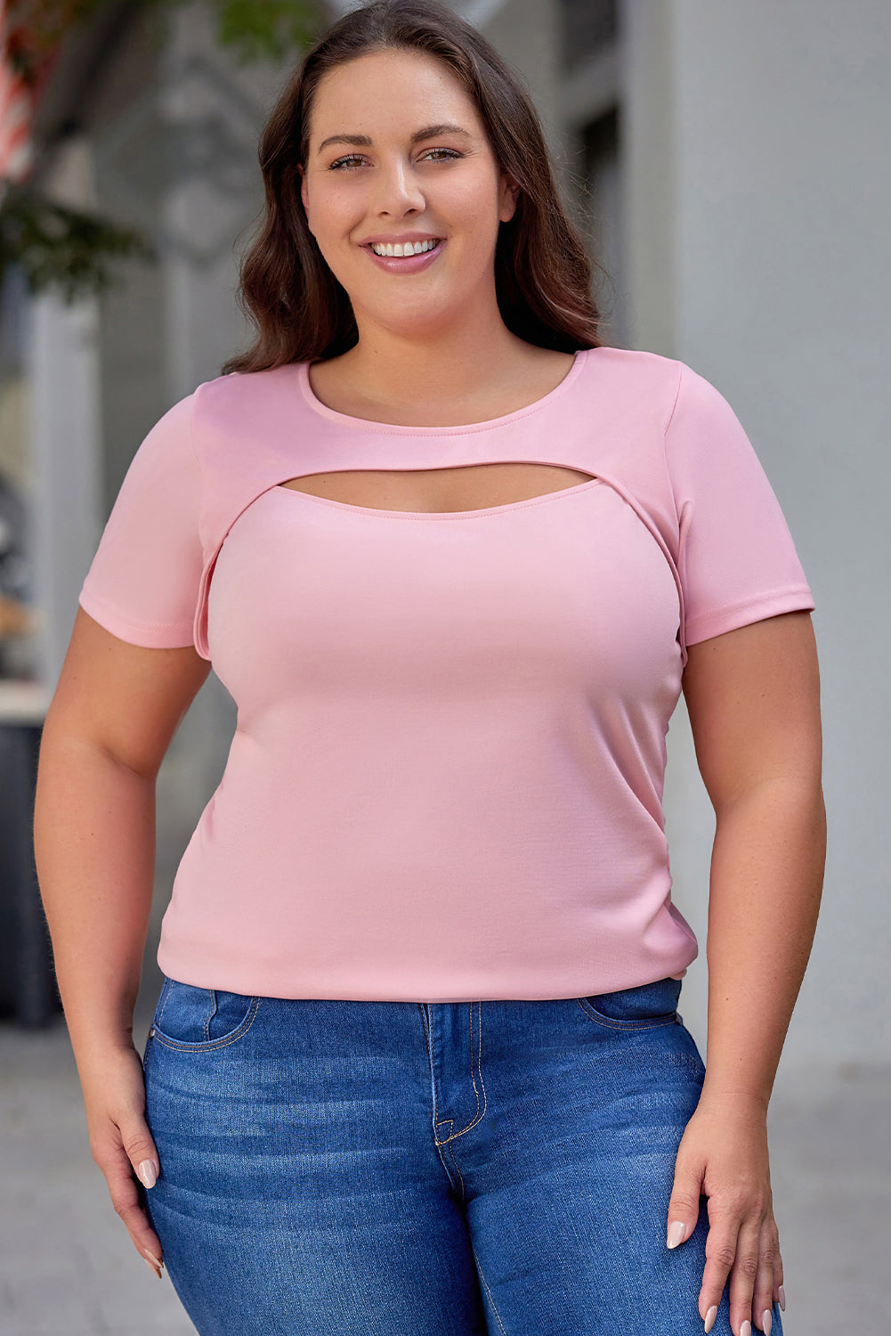 Camiseta rosa con abertura frontal y escote Peekaboo de talla grande