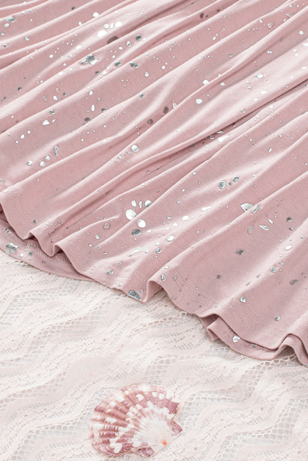 Top fluido con volantes y gotas de papel de aluminio rosa