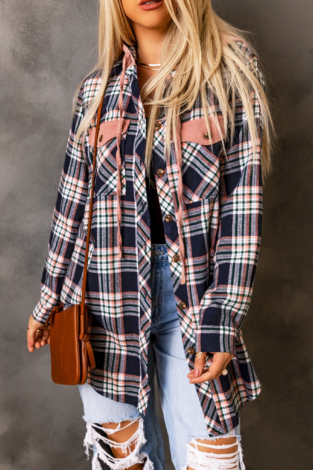Chaqueta a cuadros con capucha y cordón ajustable en contraste rosa