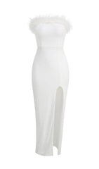 BANDEAU-MAXIKLEID MIT STRAUßENHAARDEKORATION IN WEISS