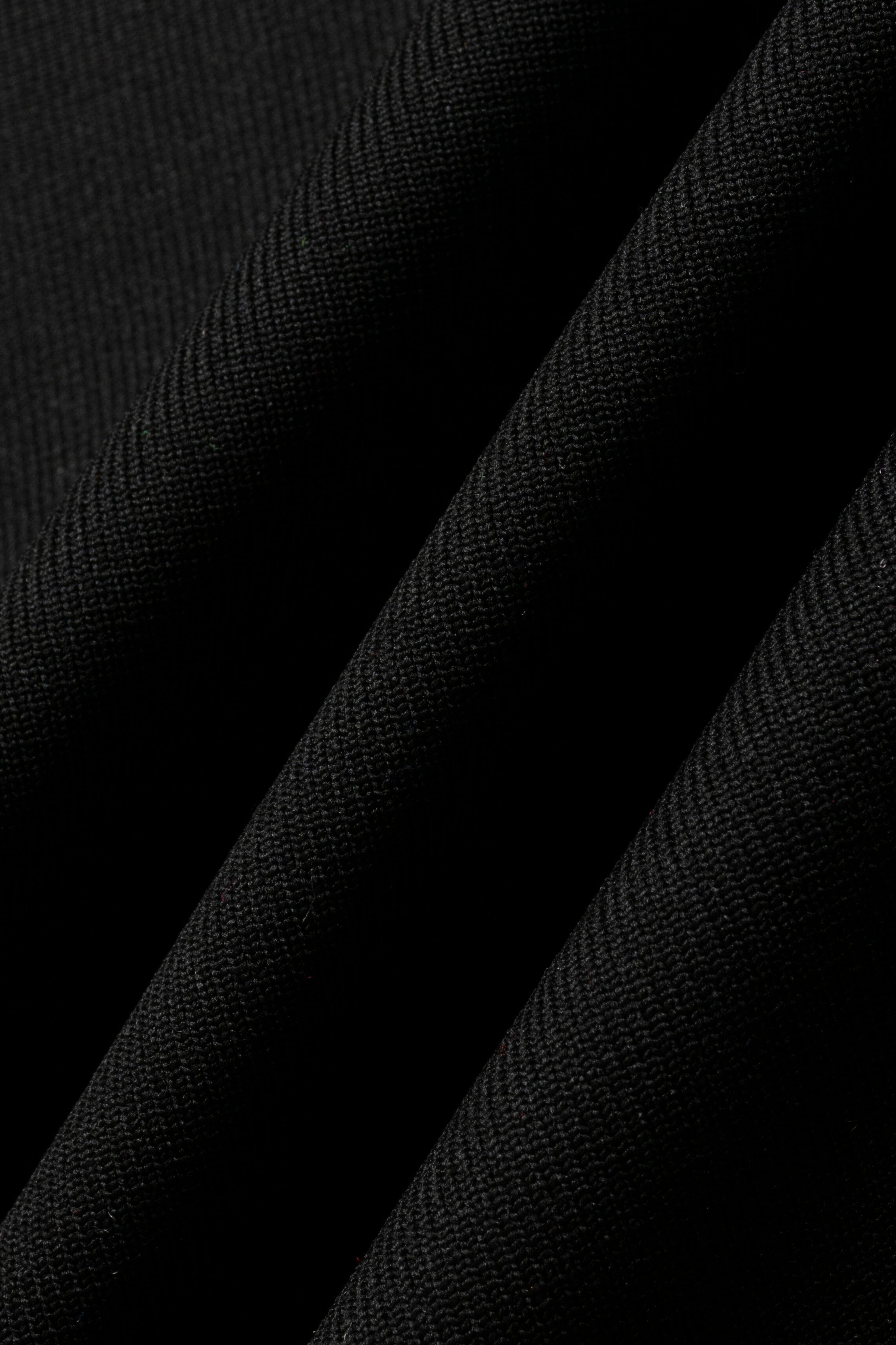 VESTIDO MIDI NEGRO CON ESCOTE EN V PROFUNDO 