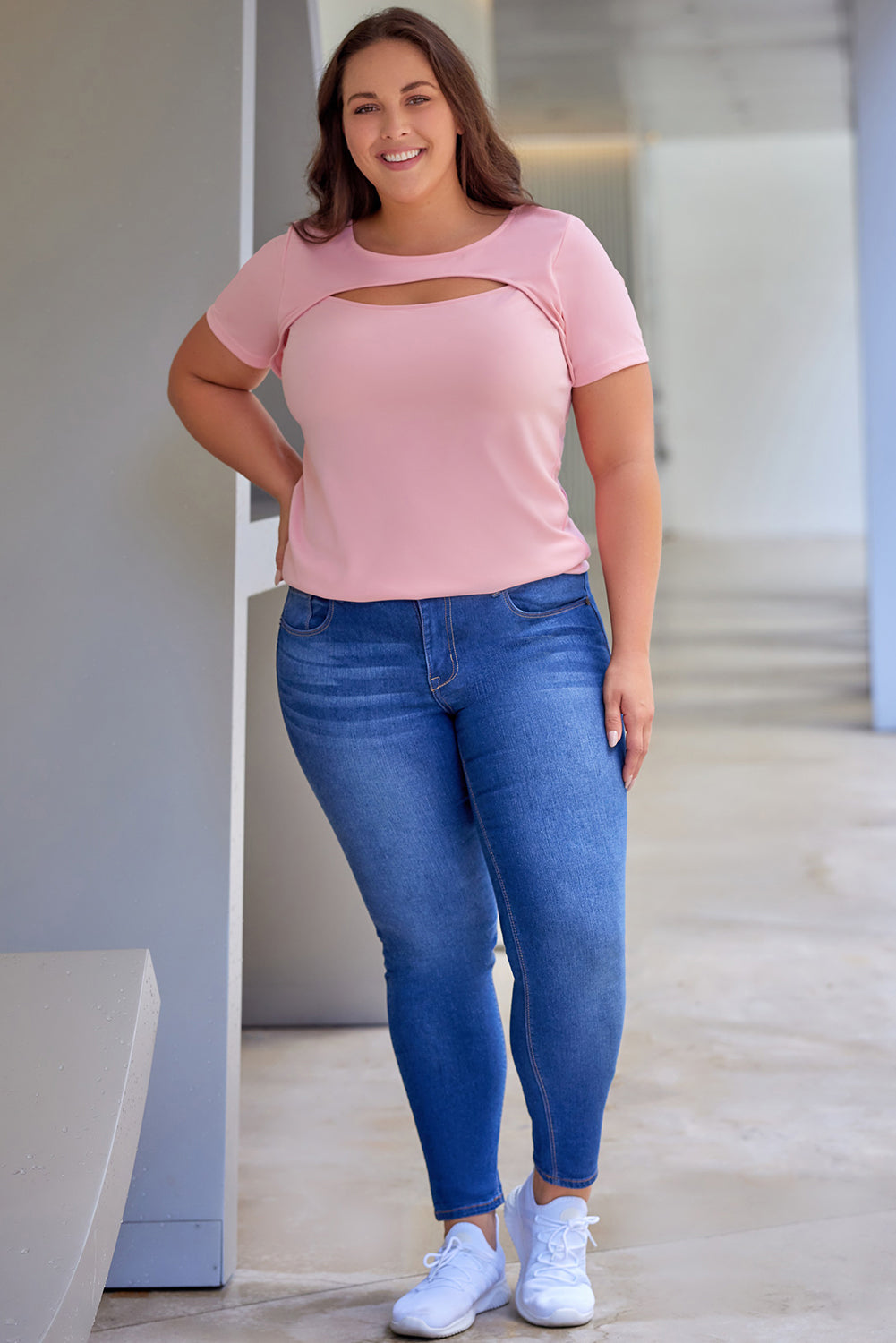 Camiseta rosa con abertura frontal y escote Peekaboo de talla grande