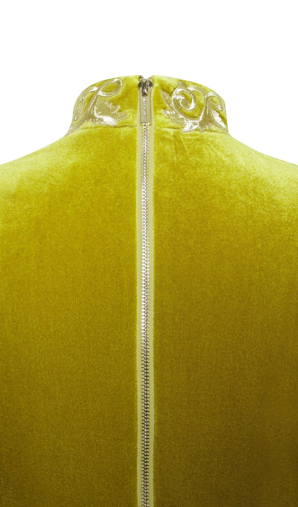 Vestido de terciopelo con abertura alta y corte dorado de Zenaida