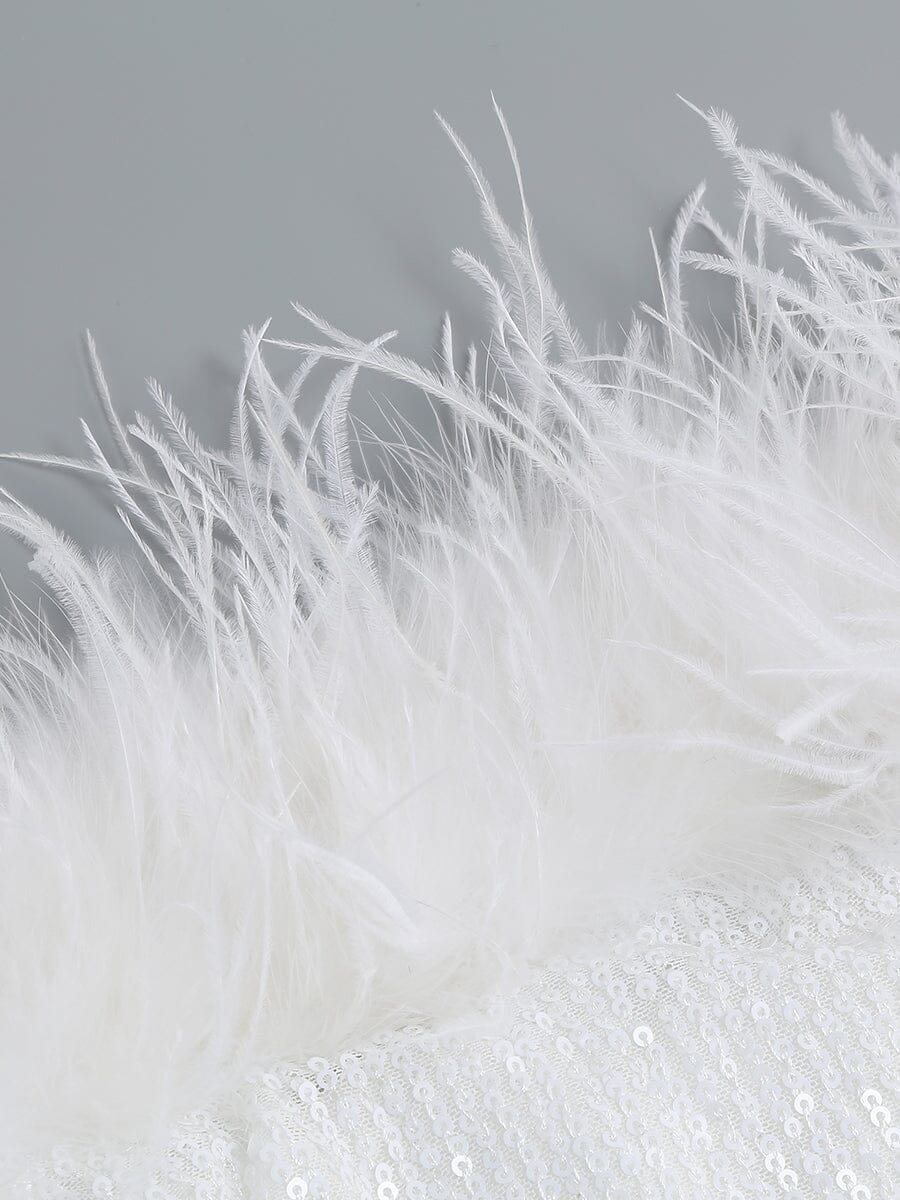 BANDEAU-MAXIKLEID MIT STRAUßENHAARDEKORATION IN WEISS